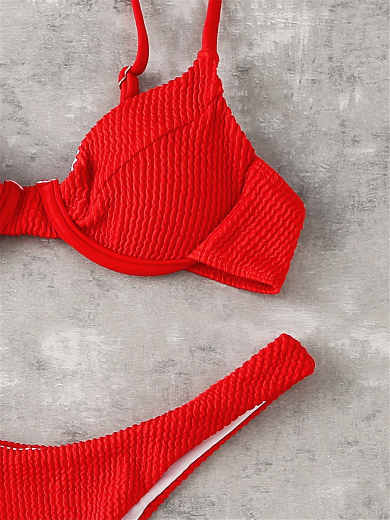 Biquíni Sensual Listrado com Sutiã Push-up e Corte Alto