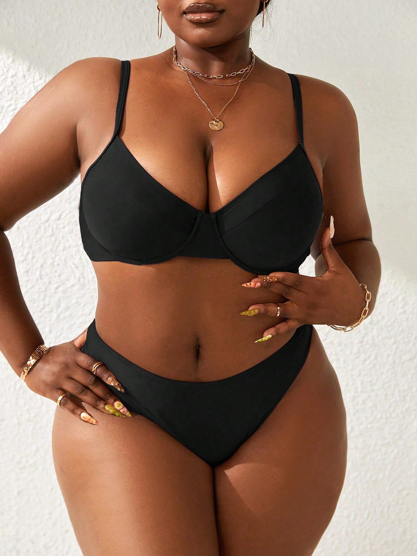 Biquíni Plus Size- Elegância Minimalista para o Verão